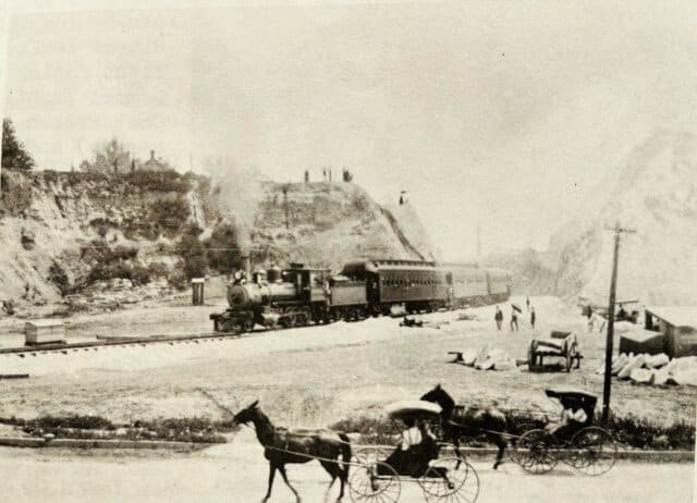 Fentem-Train Fentem Train with horse and buggies